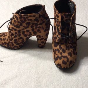 Bamboo size 8 Leopard Booties.
